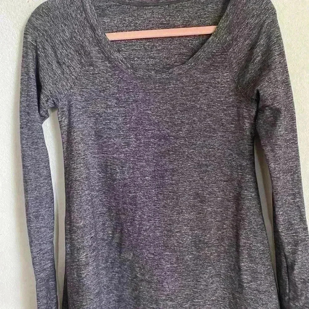 Lululemon Rehearsal Long Sleeve
Heathered Black Swan Athleisure Yoga Top Size 6 - Picture 5 of 11